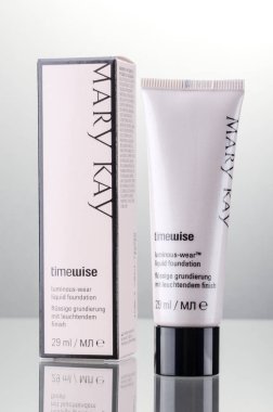 Mary Kay kozmetik ürünleri değişken arka planda izole edilmiş. Mary Kay, Dallas 'ın dışındaki Addison, Teksas' ta yaşıyor. Şirket 1963 yılında Mary Kay Ashin tarafından kuruldu..