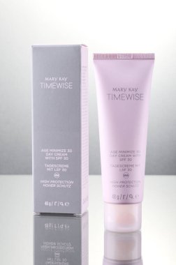 Mary Kay kozmetik ürünleri değişken arka planda izole edilmiş. Mary Kay, Dallas 'ın dışındaki Addison, Teksas' ta yaşıyor. Şirket 1963 yılında Mary Kay Ashin tarafından kuruldu..