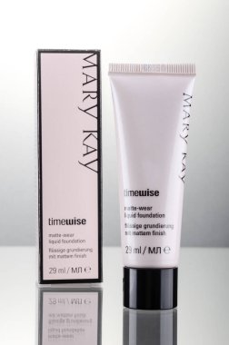 Mary Kay kozmetik ürünleri değişken arka planda izole edilmiş. Mary Kay, Dallas 'ın dışındaki Addison, Teksas' ta yaşıyor. Şirket 1963 yılında Mary Kay Ashin tarafından kuruldu..