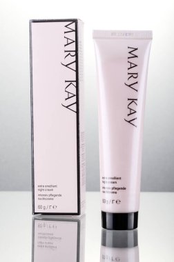Mary Kay kozmetik ürünleri değişken arka planda izole edilmiş. Mary Kay, Dallas 'ın dışındaki Addison, Teksas' ta yaşıyor. Şirket 1963 yılında Mary Kay Ashin tarafından kuruldu..