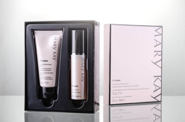 Mary Kay kozmetik ürünleri değişken arka planda izole edilmiş. Mary Kay, Dallas 'ın dışındaki Addison, Teksas' ta yaşıyor. Şirket 1963 yılında Mary Kay Ashin tarafından kuruldu..