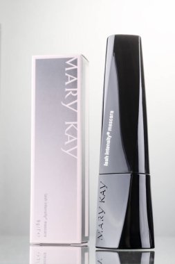 Mary Kay kozmetik ürünleri değişken arka planda izole edilmiş. Mary Kay, Dallas 'ın dışındaki Addison, Teksas' ta yaşıyor. Şirket 1963 yılında Mary Kay Ashin tarafından kuruldu..