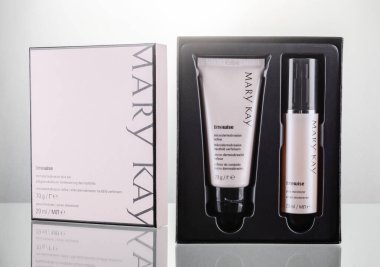 Mary Kay kozmetik ürünleri değişken arka planda izole edilmiş. Mary Kay, Dallas 'ın dışındaki Addison, Teksas' ta yaşıyor. Şirket 1963 yılında Mary Kay Ashin tarafından kuruldu..