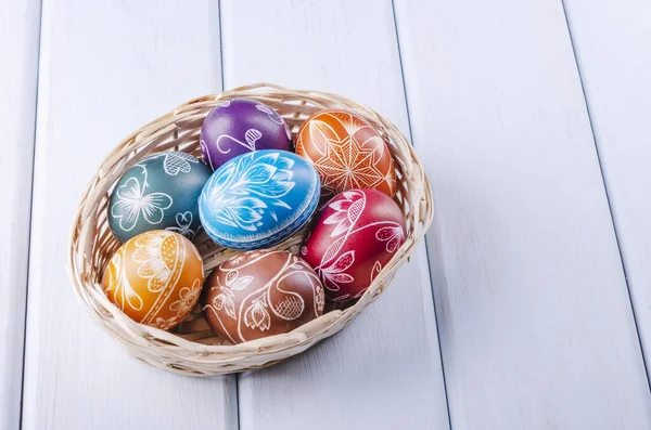 Bunte Handgefertigte Zerkratzte Ostereier Auf Holztisch — Stockfoto