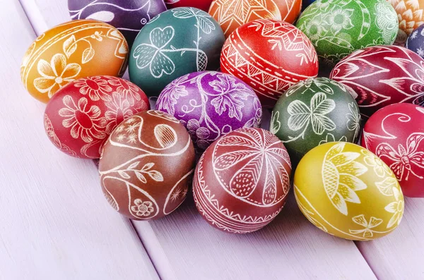 Variedade Coloridos Artesanais Arranhados Ovos Páscoa Mesa Madeira — Fotografia de Stock