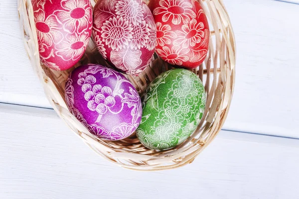 Variedad Coloridos Huevos Pascua Arañados Hechos Mano Mesa Madera —  Fotos de Stock