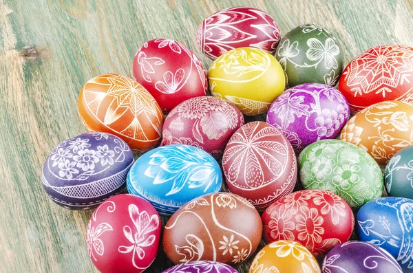 Různé Barevné Ručně Škrábaných Velikonočních Vajec Dřevěném Stole — Stock fotografie