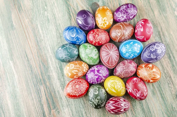 Ahşap Masaya Çizilmiş Renkli Yapımı Paskalya Yumurtaları Çeşitliliği — Stok fotoğraf