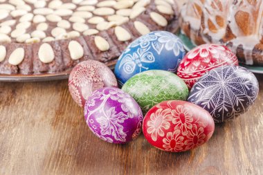 Renkli paskalya yumurtaları, ahşap masada labirent paskalya pastası.