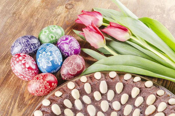 Kleurrijke Paaseieren Pasen Cake Tulpen Houten Tafel — Stockfoto