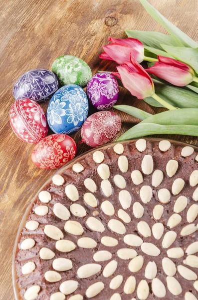 Bunte Ostereier Osterkuchen Und Tulpen Auf Holztisch — Stockfoto