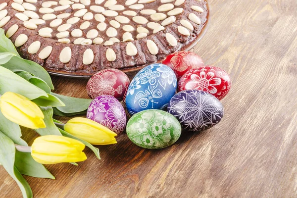 Kleurrijke Paaseieren Pasen Cake Tulpen Houten Tafel — Stockfoto