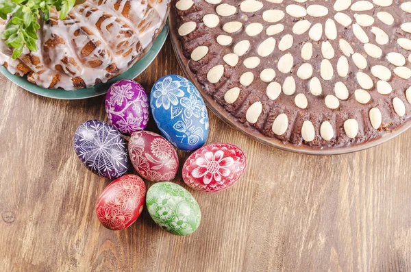 Barevné Velikonoční Vajíčka Mazurek Velikonoční Dort Dřevěném Stole — Stock fotografie