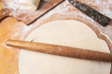 Metin için hamur oklavayla, un ve boş alan ahşap zemin üzerine hazırlanması