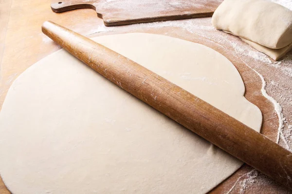 Przygotowanie ciasta na podłoże drewniane z wałkiem, mąki i wolnego miejsca dla tekstu — Zdjęcie stockowe