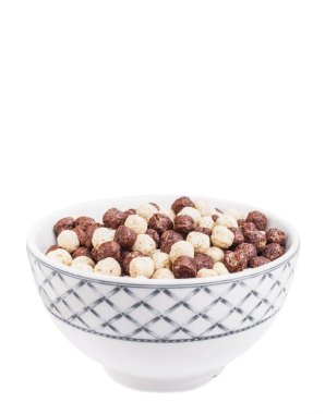 Beyaz arkaplanda izole edilmiş mısır topları olan kase