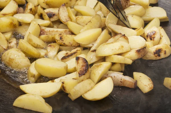 Жареный картофель на гриле — стоковое фото