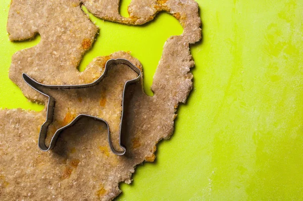 Hacer golosinas caseras para perros . — Foto de Stock