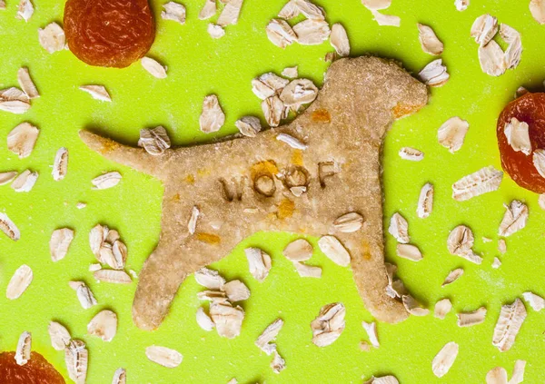 Dried apricots and oat flakes dog biscuits on a cutting board — Stock Photo, Image