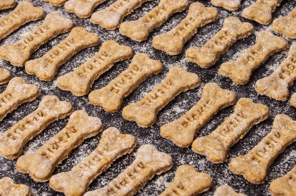 Galletas de perro sobre fondo negro Fotos de stock