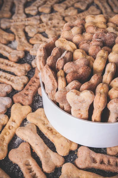 Galletas caseras de perro sobre fondo negro — Foto de Stock