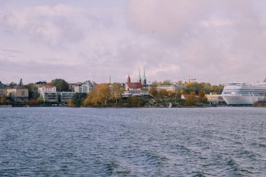 Gündüz Finlandiya 'da Helsinki şehrinden geçerek