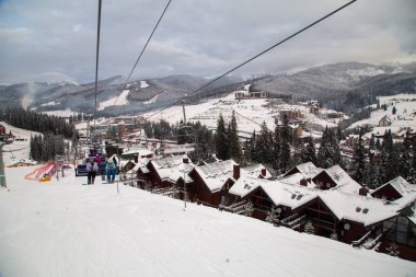 Dağlarda kayak merkezi