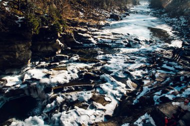 Kış mevsiminde Karpat dağlarının manzarası 