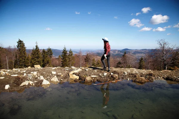 Mujer Joven Con Mochila Caminando Por Las Montañas Fotos de stock