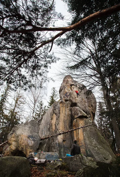 Hombre Bosque Con Una Mochila Una Tienda Campaña Fotos de stock