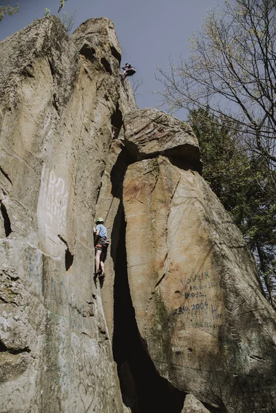 Ένας Άντρας Σκαρφαλώνει Ένα Βράχο Στα Βουνά Εικόνα Αρχείου