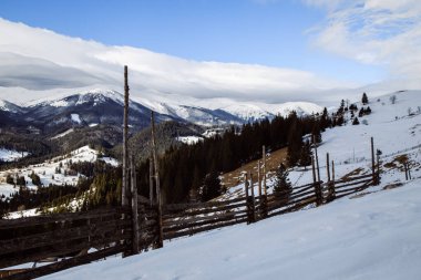 Kış mevsiminde Dzembronya manzarası, Ukrayna, seyahat kavramı 