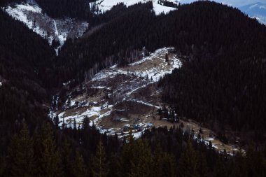 Kış mevsiminde Dzembronya manzarası, Ukrayna, seyahat kavramı 
