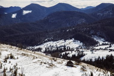 Kış mevsiminde Dzembronya manzarası, Ukrayna, seyahat kavramı 