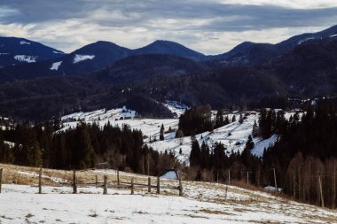 Kış mevsiminde Dzembronya manzarası, Ukrayna, seyahat kavramı 