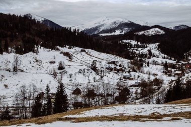 Kış mevsiminde Dzembronya manzarası, Ukrayna, seyahat kavramı 