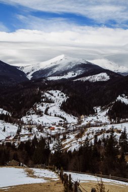 Kış mevsiminde Dzembronya manzarası, Ukrayna, seyahat kavramı 