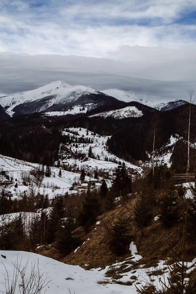 ウクライナの冬の季節のDzembonyaのビュー 旅行のコンセプト — ストック写真
