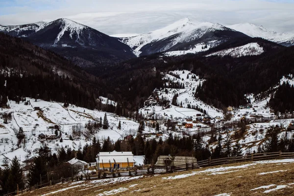 Vista Del Pueblo Cerca Dzembronya Temporada Invierno Ucrania Concepto Viaje — Foto de Stock