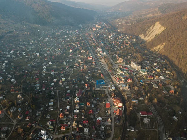 Yaremche şehrinin sonbahar sezonundaki hava manzarası, Ukrayna