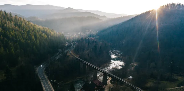 Yaremche şehrinin sonbahar sezonundaki hava manzarası, Ukrayna