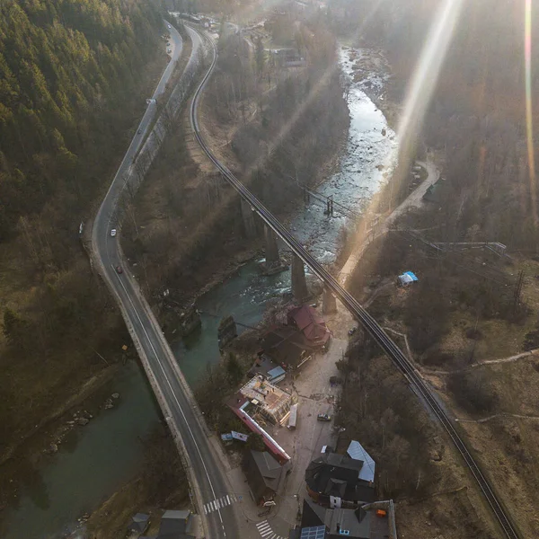 Yaremche şehrinin sonbahar sezonundaki hava manzarası, Ukrayna