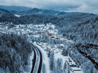 Yaremche 'nin kış mevsimindeki manzarası, seyahat konsepti   