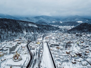 Yaremche 'nin kış mevsimindeki manzarası, seyahat konsepti   