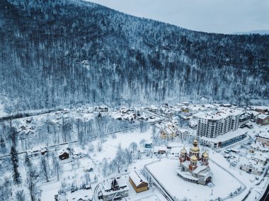 Yaremche 'nin kış mevsimindeki manzarası, seyahat konsepti   
