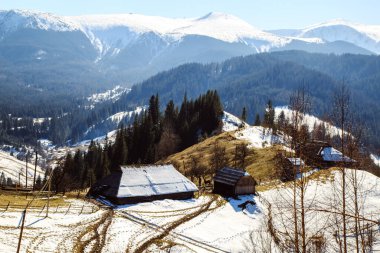 Ukrayna 'da kış mevsiminde dağların ve Bystrets köyünün manzarası 