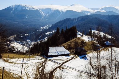 Ukrayna 'da kış mevsiminde dağların ve Bystrets köyünün manzarası 