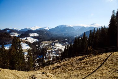 Ukrayna 'da kış mevsiminde dağların ve Bystrets köyünün manzarası 
