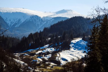 Ukrayna 'da kış mevsiminde dağların ve Bystrets köyünün manzarası 