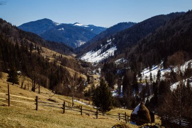 Bahar mevsiminde dağların ve Bystrets köyünün manzarası, Ukrayna 